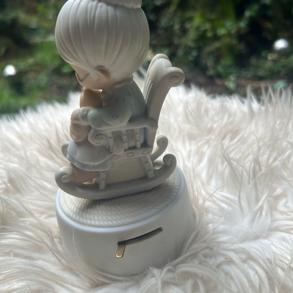 Precious Moments Antique Cat & Grandma Rocking Chair Music Playing Figurine - Picture 4 of 6